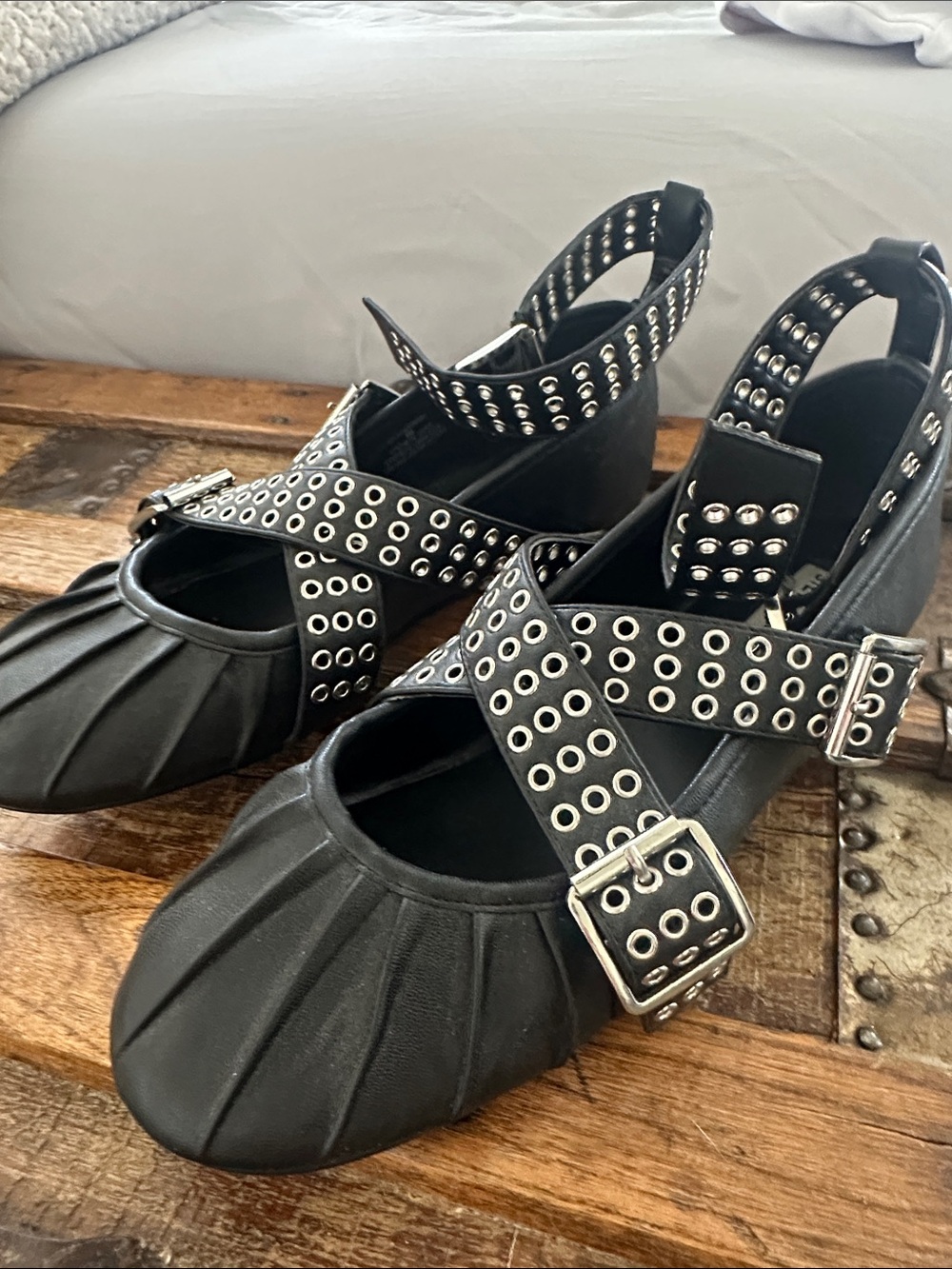Steve Madden Black Studded Crisscross Buckle Flats. Very good condition. No box